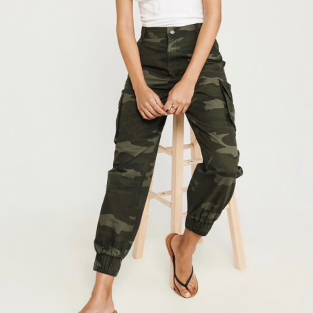 NWOT A&F Camo Utility Joggers